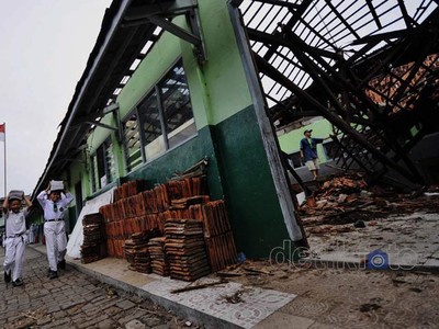 Di Jakarta, Sekolah Ini Ambruk Karena Nggak Ada Biaya !