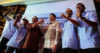 Tim saling memberi dukungan kepada 7 Summits Expedition dalam kegiatan pendakian.