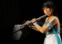 Aksi Celine itu dikemas dalam konsep musik yang elegan diiringi dengan alunan piano dan musik orkestra dari Chamber Orchestra Surabaya.