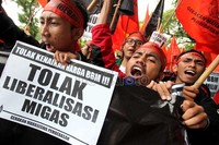 Aksi ini berjalan tertib sekitar satu jam. Mereka menilai, kenaikan harga BBM untuk menutup beban utang yang tiap tahunnya mencapai Rp Rp 267 triliun. Sementara subsidi BBM hanya Rp 129 triliun. Total utang luar negeri Indonesia mencapai Rp 1.937 triliun atau bila dipanjangkan menjadi Rp 1.937.000.000.000.000.