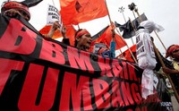 Aksi ini berjalan tertib. Tidak ada dampak lalu-lintas berarti. 40-an petugas polisi berjaga di lokasi demontrasi.