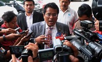 Pasalnya sudah sekian bulan dia tidak pernah jadi kuasa hukumnya lagi karena sudah diberhentikan secara resmi karena sudah ada suratnya. ujar Hotman dengan lantang.