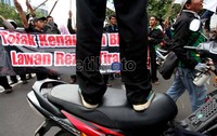 Pendemo menggelar aksi did epan Istana Merdeka beberapa waktu lalu. Menurut Airlangga Pribadi, pada tahun 2007, utang luar negeri sejumlah Rp 1.389 trilyun, pada tahun 2008 naik menjadi Rp 1.637 triliun. Tahun 2009 naik lagi menjadi Rp 1.591 triliun. Tahun 2011 menjadi Rp 1.803 triliun dan pada 2012 mencapai Rp 1.937 triliun.