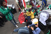 Menurut pemerintah, subsidi BBM perlu dipangkas karena salah sasaran dan ditekan harga minyak dunia. Bagi Airlangga Pribadi, alasan tersebut tidak rasional karena subsidi BBM masih linear dengan pemasokan migas(tidak turun). Kalau saja pemimpinnya berani malah bisa diajukan renegosiasi kontrak migas, biar rakyat semakin  untung.