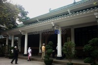 Masjid tertua di China ini bernama Huai Sheng, terletak di Jl Guangta No 56, Kota Guangzhou. Masjid ini didirikan oleh Abu Waqqaas, seorang utusan Nabi Muhammad SAW, untuk menyebarkan Islam melalui jalur sutra lewat laut. Masjid berdiri pada rezim Zhenguan (627-649) pada awal Dinasti Tang, saat ini seluas 3.200 meter persegi yang didatangi 2.000 orang saat salat Jumat.