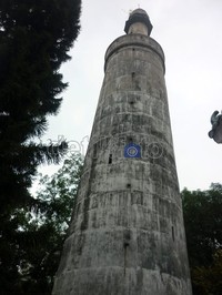 Ciri khas masjid ini adalah menara dengan gaya Arab. Pengelola masjid menyebut bahwa menara itu adalah menara yang berusia ribuan tahun satu-satunya yang tidak ambruk.