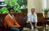 Wakil Asosiasi Agama Islam di Guangzhou, Ibrahim Bao Yanzhang (66), menceritakan sejarah masjid kepada tamu dari Indonesia. Ibrahim mengaku memiliki nenek moyang dari Arab. Jumlah Muslim di Guangzhou terdiri dari 10 ribu yang menetap, 40 ribu yang datang dari provinsi lain dan 30 ribu dari pendatang luar negeri (Asia Tenggara dan Asia Tengah). Dia menyebut kehidupan kaum Muslim harmonis di China.