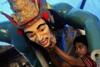 Pura Adhitya Jaya menyambut Nyepi dengan membuat ogoh-ogoh.