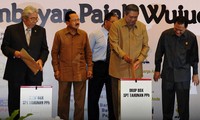 Presiden SBY memasukkan SPT PPh tahunannya ke dalam drop box, didampingi Ketua MPR Taufik Kiemas dan Gubernur DKI Jakarta. Cahyo/Setpres.