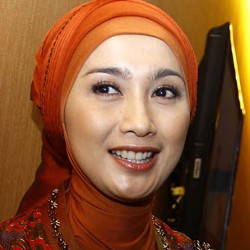 Sahabat Doakan Desy Ratnasari Segera Nikah Lagi