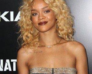 Rihanna Akan Luncurkan Koleksi Busana
