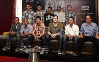 Produser dan para bintang The Raid berfoto bersama. Gus Mun/detikcom.
