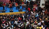 Ian Kasela (vokal), Moldy (gitar), Aldy (keyboard), Ojie (bass) dan Vidin (drum) itu manggung di hadapan ribuan pengunjung Tamini Square, Jakarta Timur.