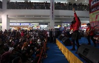 Beberapa band pembuka juga turut meramaikan panggung Melangkah Bersama Radja di Tamini Square, salah satunya adalah Family Band asal Jatim.