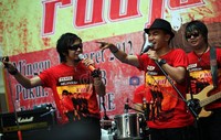 Radja membuka pertunjukan musiknya kali ini dengan menyanyikan lagu berjudul Manusia Biasa yang sempat hits di tahun 2005. Berkat lagu itu pula, Radja berhasil meraih platinum.