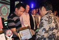 Tampak Direktur Pemasaran Semen Gresik, Erizal Bakar bersama dengan distributor dan pelanggan terbaik Best Customer 2012.