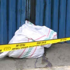 Paket Mencurigakan di Depan Toko Sepeda Angin Berisi Sampah Plastik