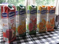 Buat yang sibuk dan tak punya banyak waktu mempersiapkan buah, minuman sari buah-buahan bisa jadi pilihan sehat. Tinggal pilih rasa apel, mangga, jambu, jeruk dan jeruk mandarin, semuanya segar dan bernutrisi tinggi.