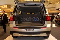 Di balik bodi yang elegan, MPV Orlando dibekali kapasitas bagasi 1.594 liter dengan posisi kedua baris kursi belakang terlipat. Sementara akses barang bawaan bisa membuka pintu belakang yang diaktifkan secara manual.