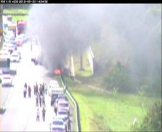 Mobil Tabrak Pembatas Jalan & Terbakar di Cipularang, Arah Bandung Macet