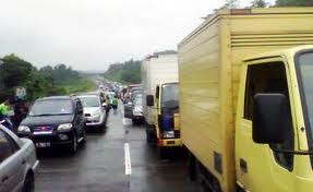 Imbas Truk Boks Muatan Air Terguling, Tol Priok ke Cawang Tersendat