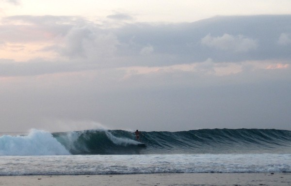 Suluban Pantai Indah Dengan Tembok Karang Di Bali