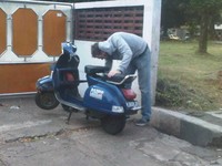 Pria bule ini mengendarai Vespa, dan Vespanya sempat mogok. Salut untuk si bule.