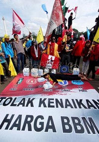 Dalam aksinya, para pendemo membawa bendera organisasi masing-masing.