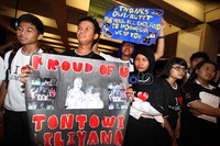 Para fans Badminton Lovers dari berbagai daerah membawa spanduk dan foto, telah menunggu kedatangan Tontowi dan Lilyana sejak sore.