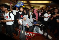 Para fans terjatuh saat mengejar Tontowi Ahmad dan Lilyana Natsir, ketika meminta tandatangan dan sesi foto di terminal 2 D.