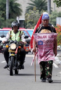 Warga Desa Watu Barat, Kabupaten Malang, Jawa Timur, itu sampai di Ibukota Minggu (18/3/2012) kemarin usai menempuh perjalanan selama satu bulan penuh.