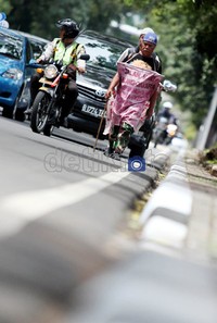 Seorang polisi tampak mengawal Indra menuju Istana Merdeka, Jakarta. Sebelum menuju Istana Merdeka, Indra menginap di LBH Jakarta.