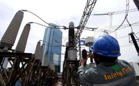 Pekerja melakukan perawatan instalasi listrik Gardu Induk Mampang II, Jakarta, Selasa (20/3/2012).