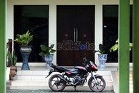 Sebuah kendaraan bermotor parkir di halaman depan rumah dinas Walikota Bekasi Mochtar Mohammad. KPK menegaskan akan menjemput paksa Mochtar Muhammad.