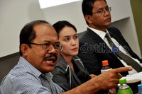 Diskusi tersebut menghadirkan beberapa pembicara diantaranya anggota DPR Rieke Dyah Pitaloka, pengamat perminyakan Perdana WS. Kurtubi, serta Kepala Ekonom Danareksa Institute Yudhi Sadewa.