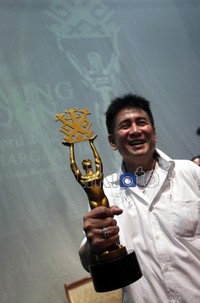 Sys NS menunjukan contoh piala untuk ajang penghargaan bergensi bagi insan seni dari lembaga kesenian bergensi di Indoneisa