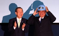 Penyerahan helm, dilakukan Ban Ki-Moon usai menutup pidatonya di Indonesia Peace Keeping and Security Center, Sentul, Kab. Bogor, Selasa (20/3/2012). Anung/Setpres.