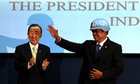 Presiden SBY menjadi kepala negara pertama yang menerima helm kehormatan tersebut. Anung/Setpres.