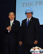 Presiden SBY Terima Helm Perdamaian PBB
