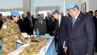 Presiden SBY dan Sekjen PBB Ban Ki-Moon melihat-lihat seragam yang digunakan TNI dalam penugasan misi perdamaian PBB. Rusman/Setpres.
