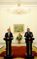 Presiden SBY Terima Helm Perdamaian PBB