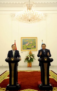 Dalam sesi keterangan pers, Presiden SBY dan Sekjen PBB Ban Ki-Moon menyerukan agar Iran, Eropa dan Amerika Serikat harus secepatnya menyelesaikan krisis di Selat Hormuz. Rusman/Setpres.