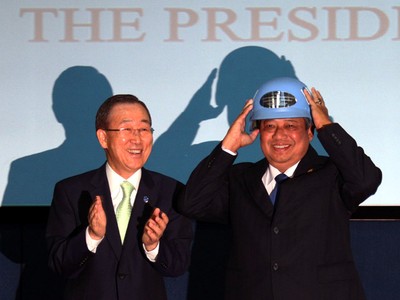 Presiden SBY Terima Helm Perdamaian PBB
