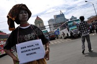 Dengan kenaikan harga BBM tersebut, mereka menilai pemerintah lebih memilih melindungi orang kaya dari pada orang miskin.