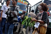 Tukang Sayur menawarkan sayurannya kepada warga yang melintas di kawasan Senen, Jakarta.