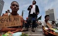 Massa membawa bumbu dapur dan sembako.