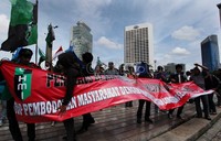 Selain menolak harga BBM, mahasiswa juga meminta pemerintah tidak merealisasikan bantuan langsung tunai (BLT) yang dinilai sebagai suap massal.