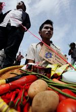 Bawa Bumbu Dapur, Mahasiswa Tolak BBM Naik