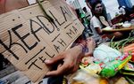 Bawa Bumbu Dapur, Mahasiswa Tolak BBM Naik