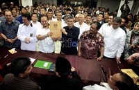 HNW dan Didik Rachbini menunjukan berkas pendaftaran. Keduanya didampingi elite PKS.